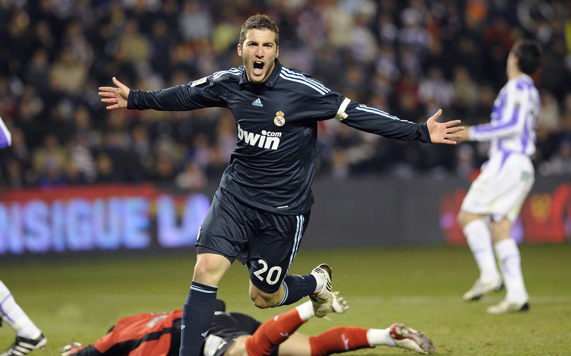 德甲：多特客场2-1逆转，追赶拜仁压力日益剧增，德超杯多特对拜仁